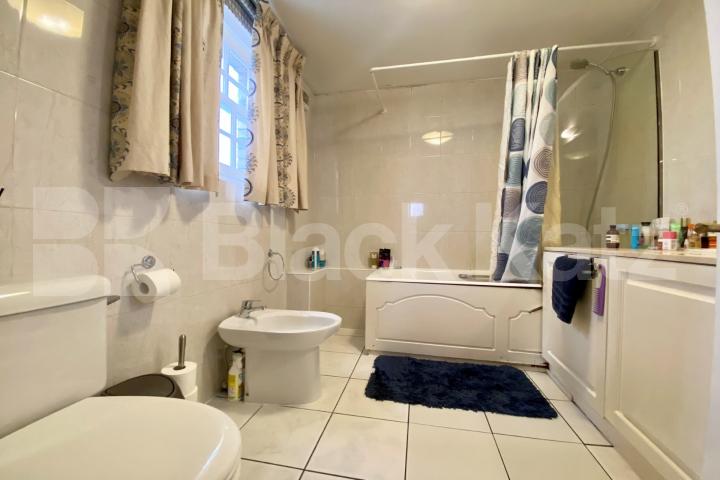 Bright and airy two bedroom apartment opposite the Thames St Georges Square, Pimlico